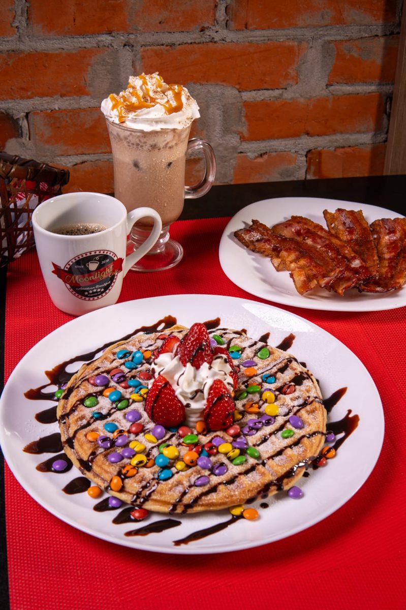 Waffle colorido, bacon e frappé