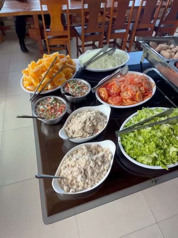 Buffet de saladas e acompanhamentos